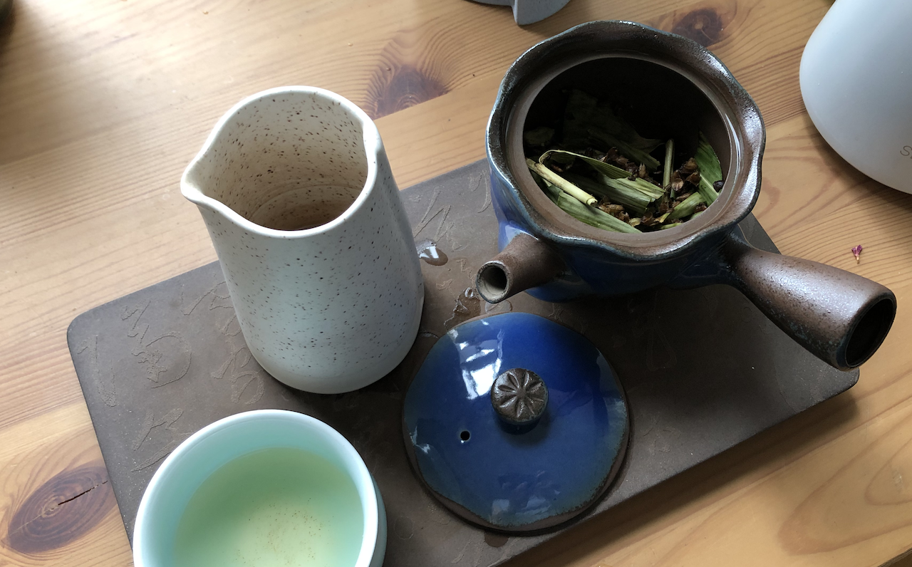 A photo of my tea tray, with a kyusu tea pot.